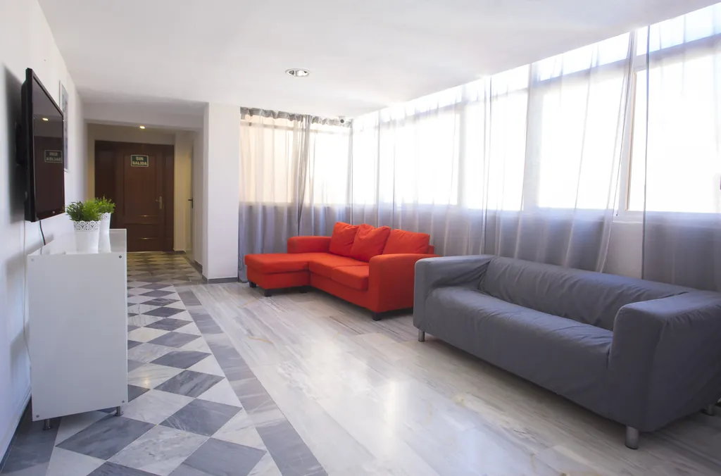 Sala de estar con butacas de colores y luz natural