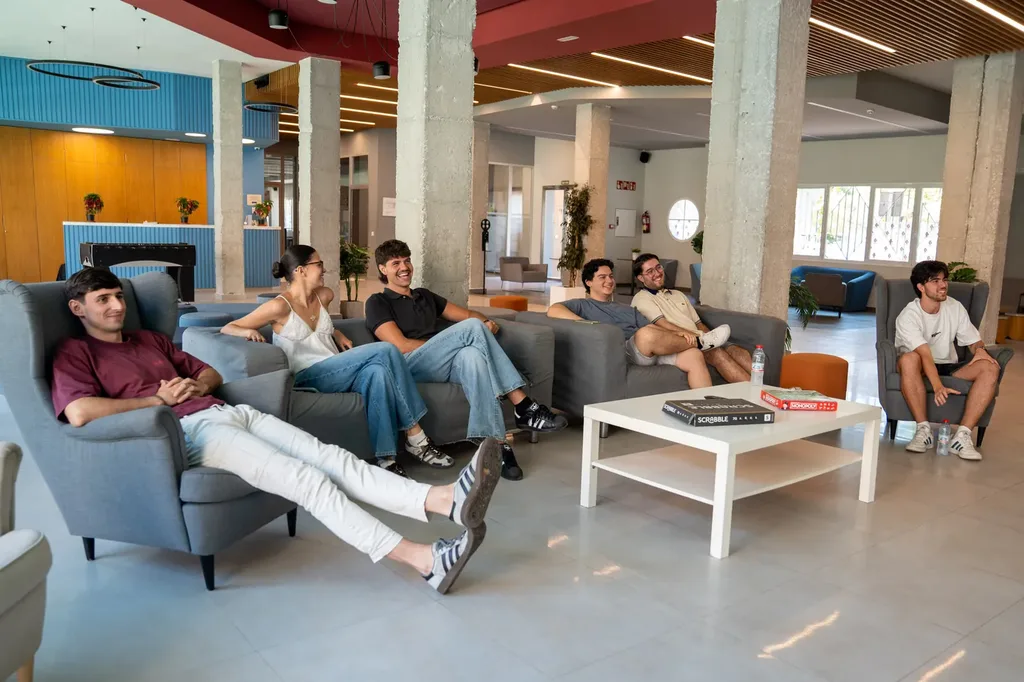 Estudiantes charlando en los sofás de la zona común de la Residencia RUT